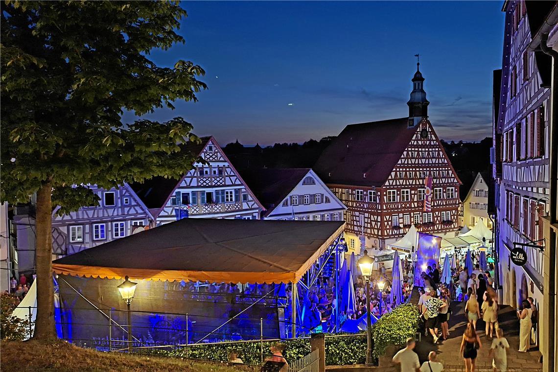Die Band Partymaschine heizt auf dem Marktplatz dem Publikum mit Hits von Höhner bis AC/DC ein. Foto: BKZ