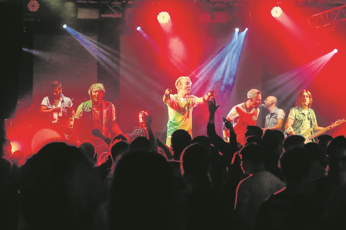 Erzählungen über Bill, Nachtwachen und Neuerungen Die Band Shark bei der Partynacht am Samstag auf dem Ebersberg. Die Musiker heizen den Gästen mächtig ein.Foto: A. Becher