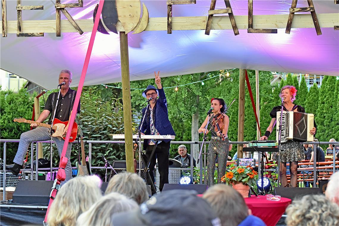 Die Band "The Beez" spielt auf der Bühne. Rob Rayner (Gitarre), Silas Palmer (Ke...