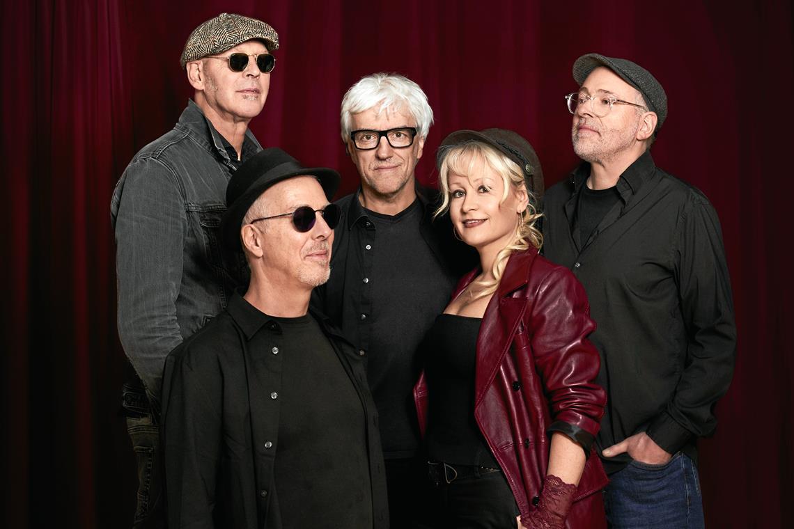 Die Band Wildflower um Sängerin Biggi Binder spielt im Freithof. Foto: Julia Keltsch