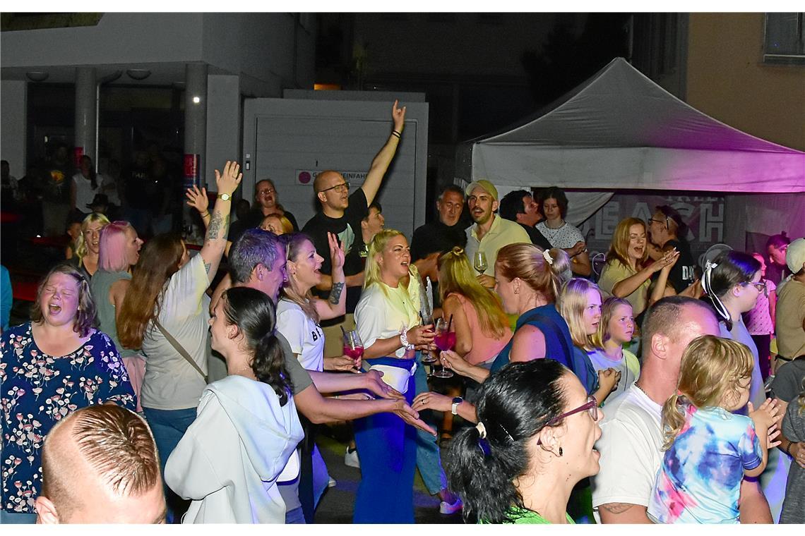 Die Band „You & The Vibes“ um Sängerin Johanna bringt die Besuchenden in Tanz- u...