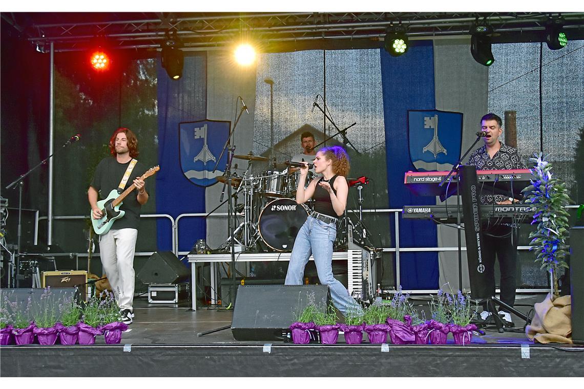 Die Band „You & The Vibes“ um Sängerin Johanna. Tälestreff in Unterweissach, Wei...