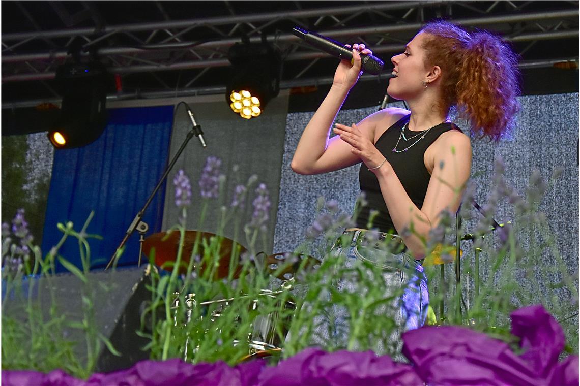Die Band „You & The Vibes“ um Sängerin Johanna. Tälestreff in Unterweissach, Wei...