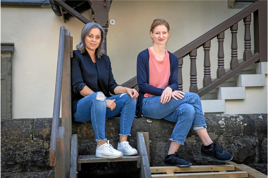 Die Bandhaus-Theater-Leiterinnen Jasmin Meindl (links) und Juliane Putzmann freuen sich, dass fünf Jahre nach „Judith von Backnang“ wieder ein Freilichttheaterstück auf dem Freithof hinter der Backnanger Stiftskirche aufgeführt wird. Foto: Alexander Becher