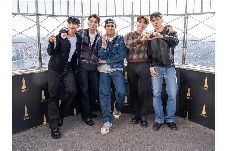 Die Bandmitglieder DK, Jeonghan, Mingyu, Hoshi und Vernon bei einem Besuch des Empire State Buildings im letzten Jahr.