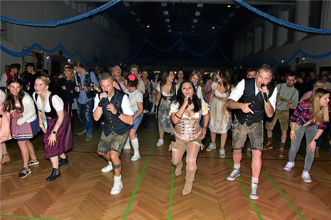 Die Bandmitglieder mischen sich unter die Partygäste und leiten den Tanz an. Zün...