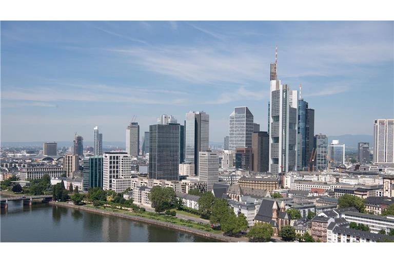 Die Bankenskyline von Frankfurt: In Deutschland gibt es erstmals weniger als 20.000 Bankfilialen.