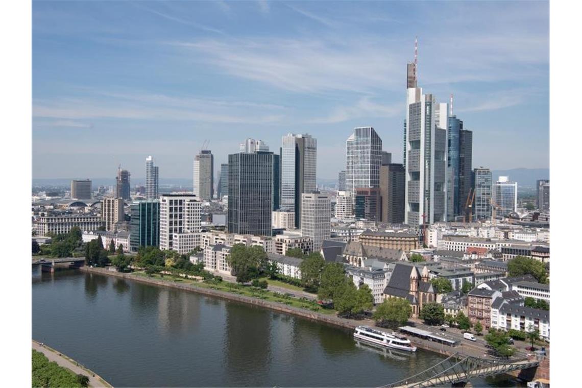 Strengere Regeln: Brüssel gewährt Banken Übergangsfrist Die Bankenskyline von Frankfurt/Main. Foto: Boris Roessler/dpa