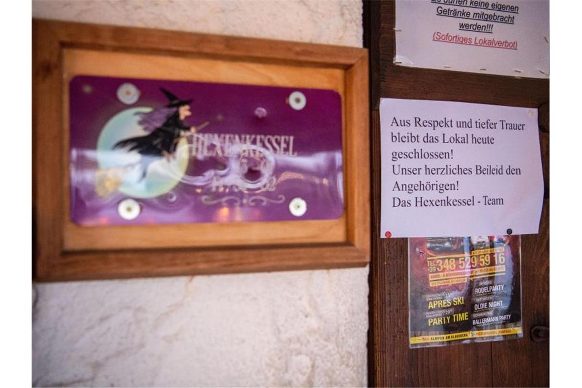 Die Bar „Hexenkessel“ ist nach dem Tag des Unfalls geschlossen, mit einer Notiz an der Eingangstür. Foto: Lino Mirgeler/dpa