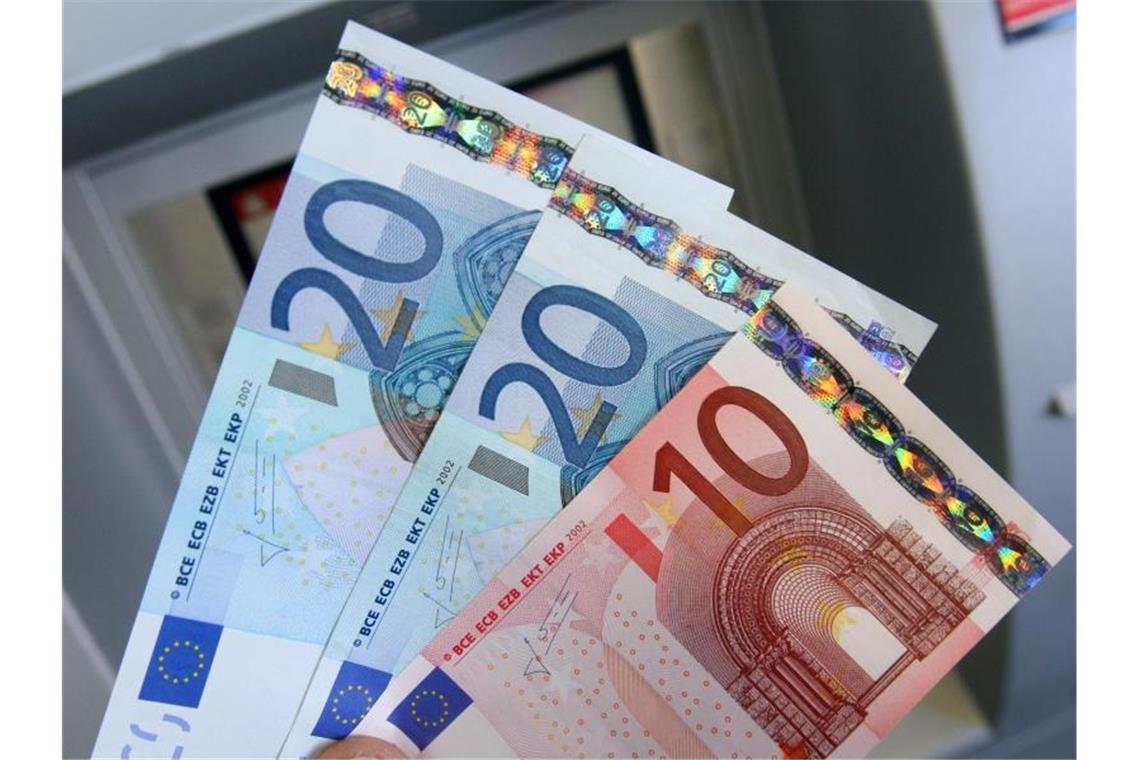 Die Bargeldversorgung und Finanzdienstlestungen sind gesichert, betonen die Sparkassen. Foto: Karl-Josef Hildenbrand/dpa