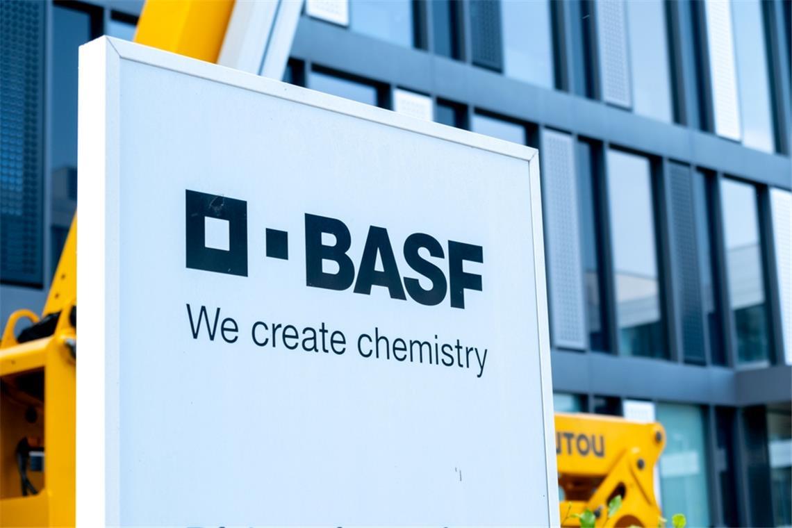 Die BASF-Aktie legt am Dienstag um 5 Prozent zu und erreicht 50,60 Euro. Erfahren Sie, welche Faktoren den Kursanstieg beflügelt haben.