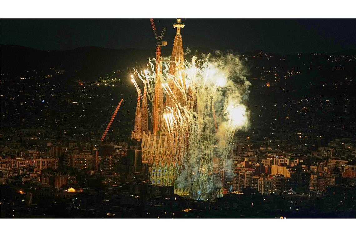 Die Basilika der Sagrada Família in Barcelona ist von Feuerwerkslichtern umgeben, nachdem Papst Leo XIV. den Jesus-Turm gesegnet hat.