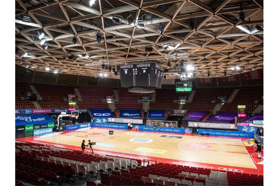 „Geisel der Politik“: Sport fürchtet neue Corona-Auflagen Die Basketball-Bundesliga würde gerne mit Zuschauern statt vor leeren Rängen den Spielbetrieb starten. Foto: Matthias Balk/dpa-Pool/dpa