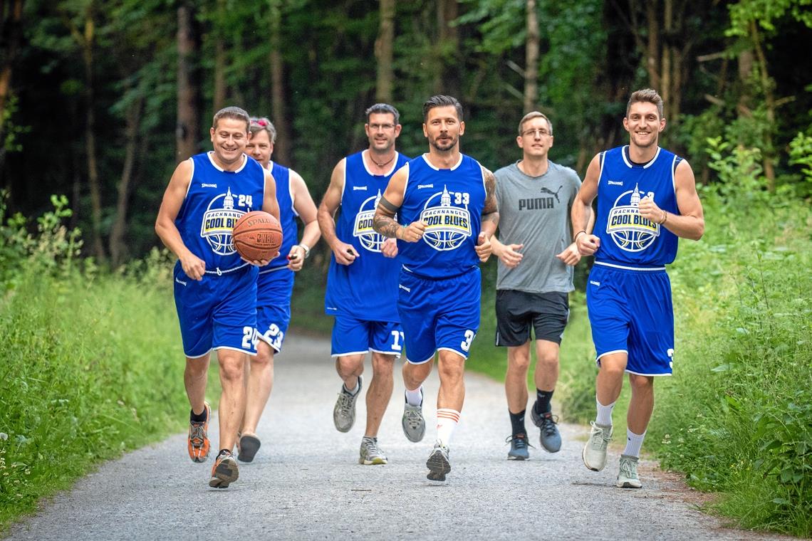 Ab in den Plattenwald zur Sonderschicht Die Basketballer der TSG Backnang gingen am Mittwochabend mit gutem Beispiel voran. Viktor Linker, Tim Beckmann, Stephan Neuer, Miodrag Starcevic, Trainer Jörg Blaetter und Nikolai Kaiser drehten beim Teamevent im Rahmen des BKZ-Solo-Laufcups die erste Runde. Foto: A. Becher