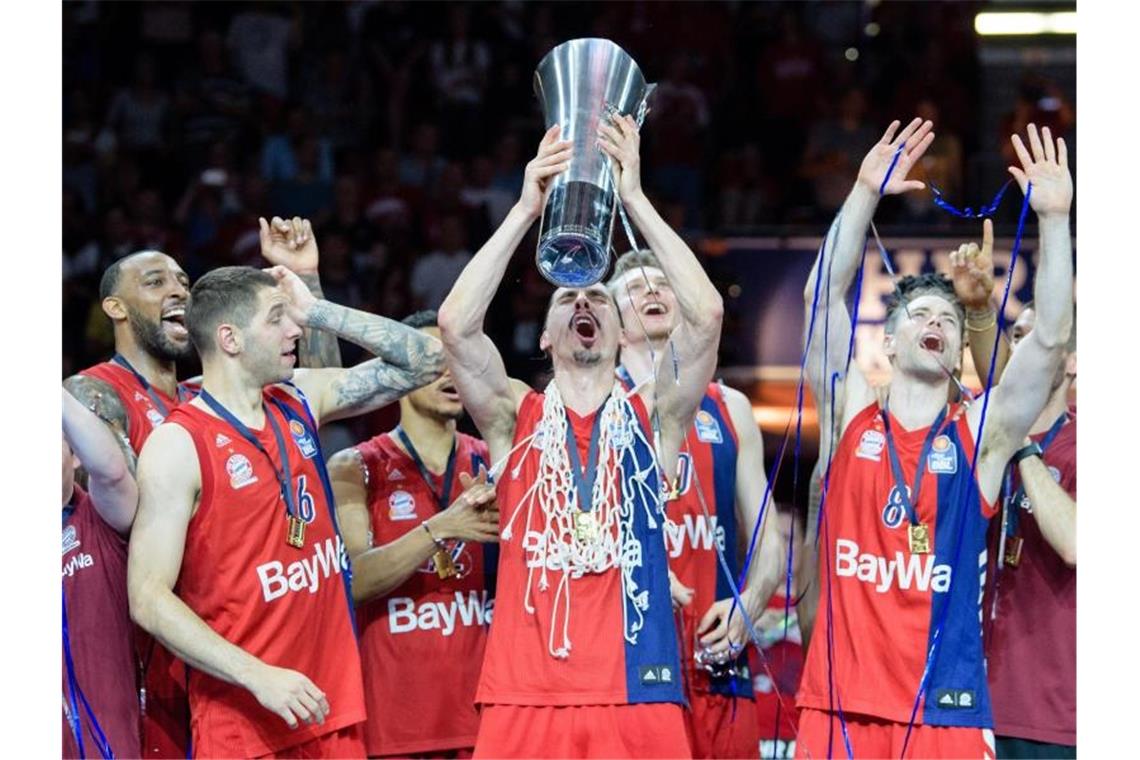 Die Basketballer des FC Bayern München feiern ihren fünften Meistertitel. Foto: Matthias Balk