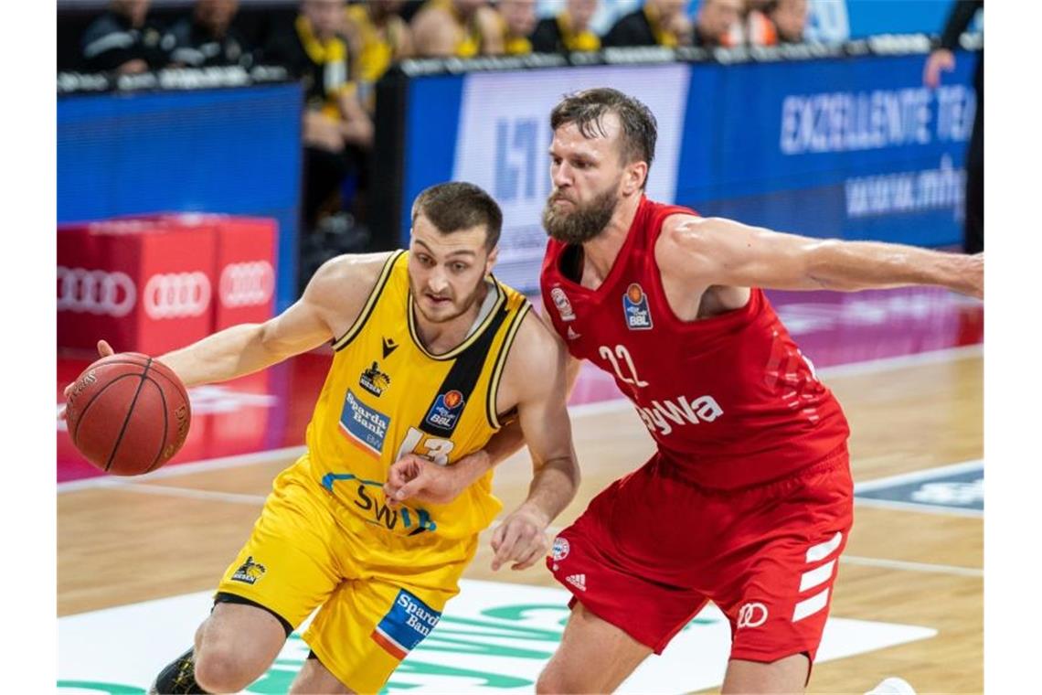 Die Basketballer des FC Bayern München um Danilo Barthel (r) schieden im Viertelfinale gegen die MHP Riesen Ludwigsburg aus. Foto: Ulf Duda/fotoduda.de/BBL/Pool/dpa