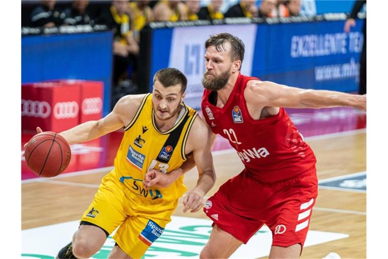 Die Basketballer des FC Bayern München um Danilo Barthel (r) schieden im Viertelfinale gegen die MHP Riesen Ludwigsburg aus. Foto: Ulf Duda/fotoduda.de/BBL/Pool/dpa