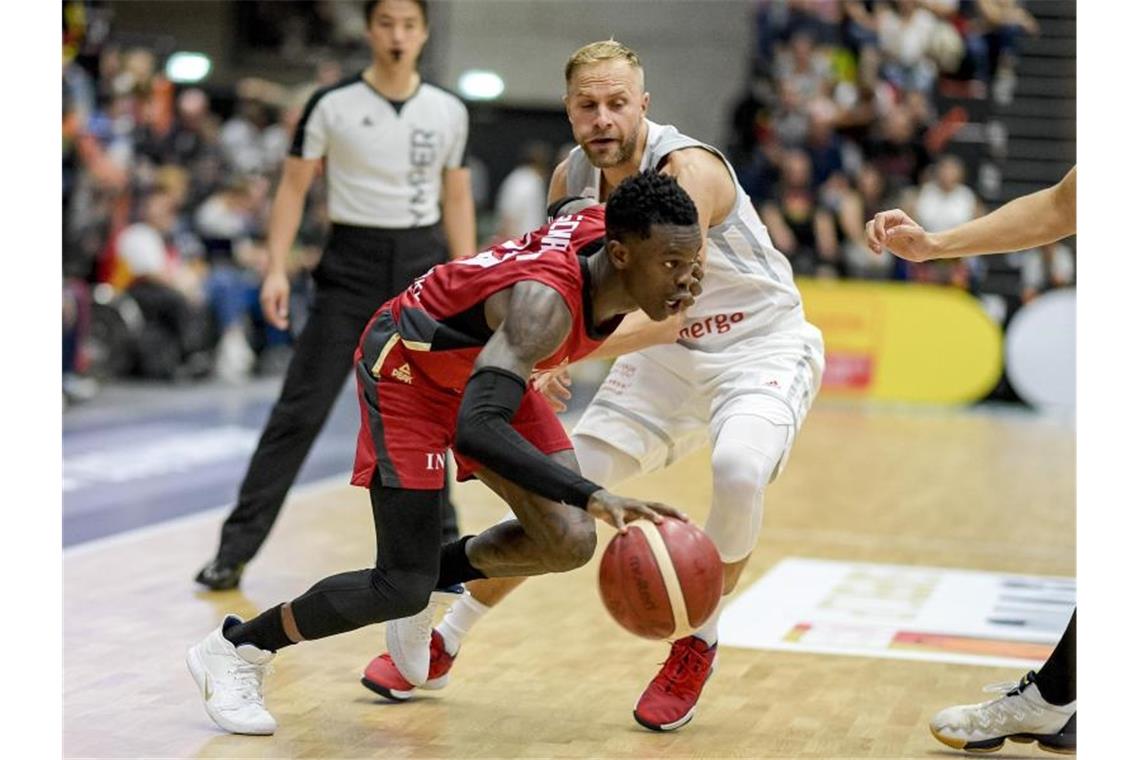 Die Basketballer um Dennis Schröder (l) wollen bei der WM möglichst überraschen. Foto: Axel Heimken