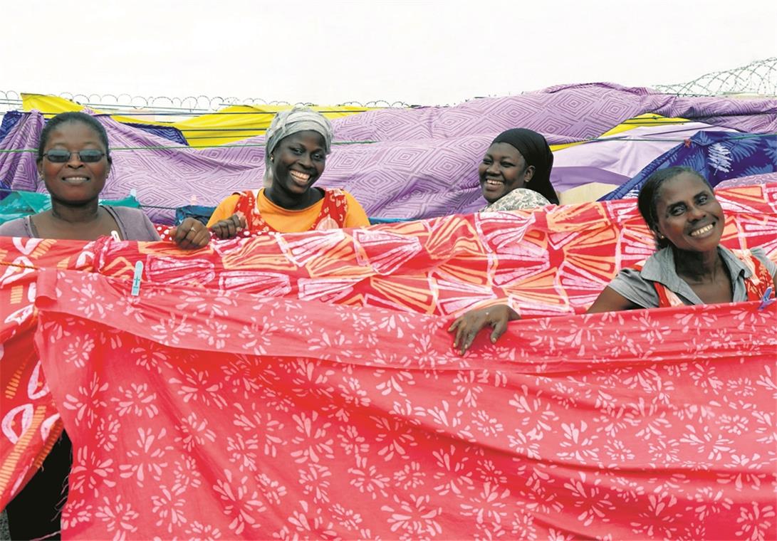 Die Batikerinnen in Ashaiman zeigen stolz ihre farbenprächtigen Produkte mit den Stempelmustern. Daraus werden Kleidungsstücke und Heimtextilien.