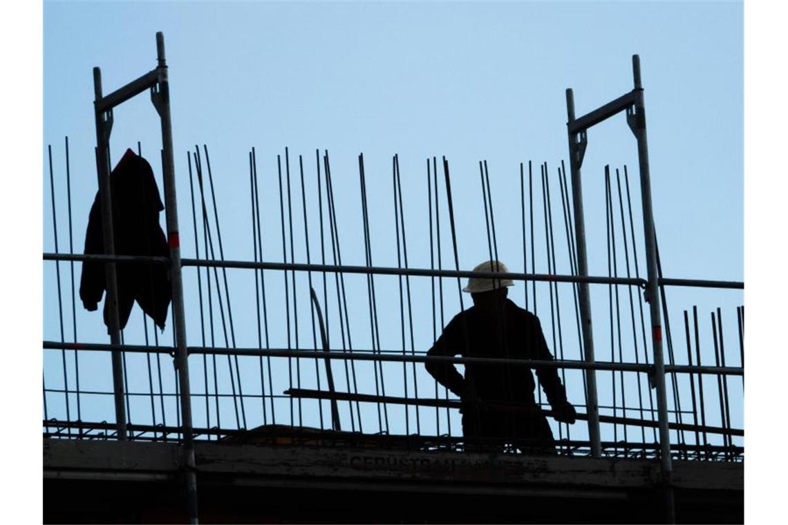 Die Bau-Gewerkschaft ruft in der festgefahrenen Tarifrunde erneut einen Schlichter an. Foto: Demy Becker/dpa