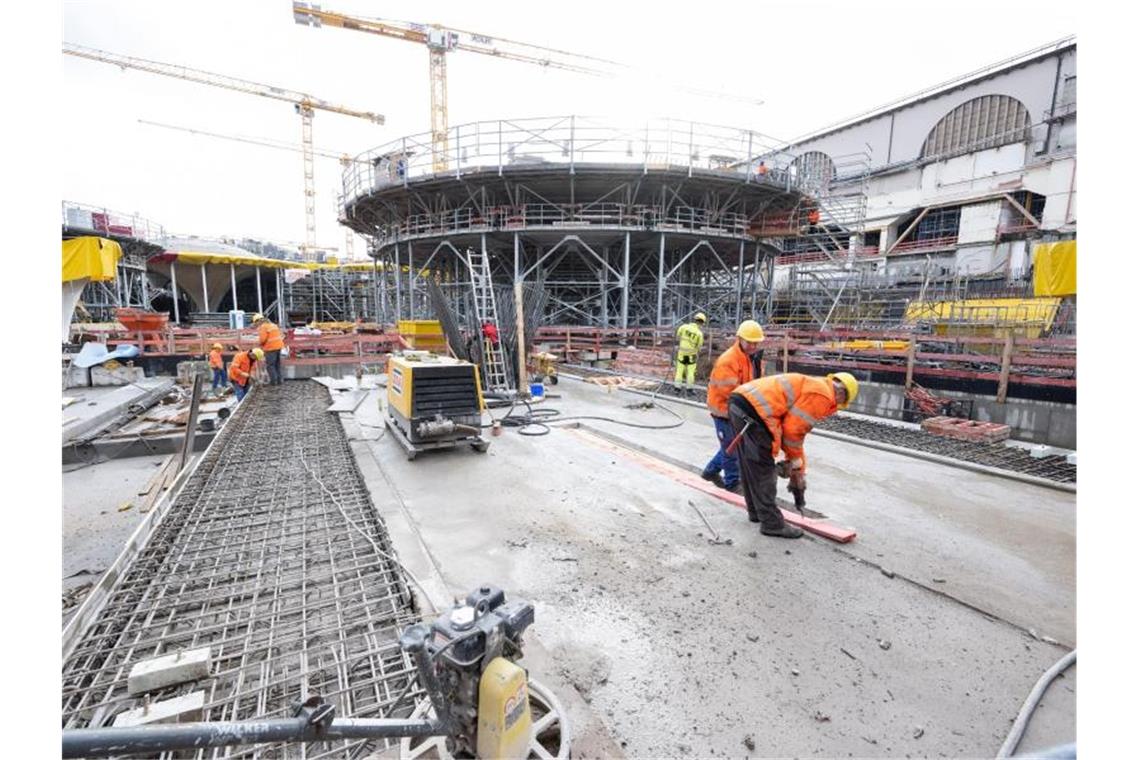 Bericht: Stuttgart 21 wird teurer Die Bauarbeiten an der Bahnhofshalle schreiten voran. Foto: Bernd Weißbrod/dpa