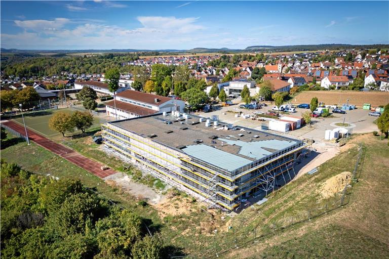 Die Bauarbeiten an der neuen Gemeindehalle gehen gut voran. Sobald die alte abgerissen ist, können auf dieser Fläche neue Sportangebote entstehen. Foto: Alexander Becher