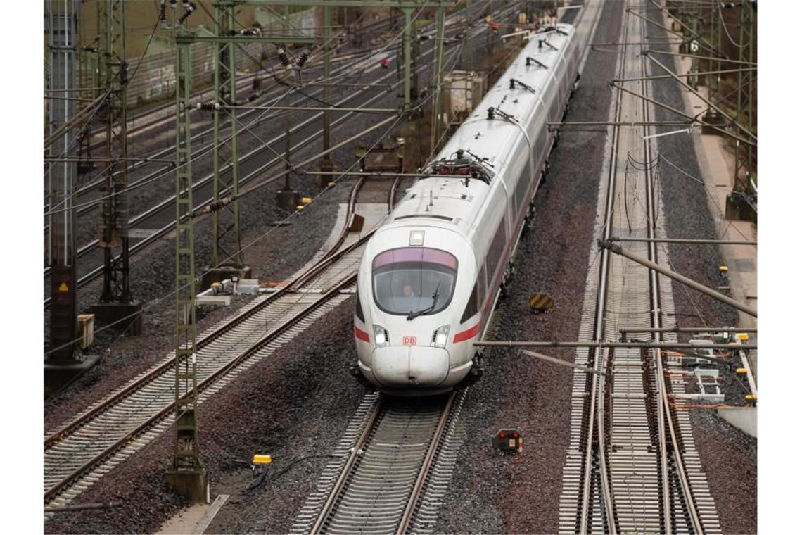 ICE-Züge fahren wieder auf Schnellstrecke Göttingen-Hannover Die Bauarbeiten auf der ICE-Schnellfahrstrecke zwischen Göttingen und Hannover sind mit dem Fahrplanwechsel abgeschlossen. Foto: Swen Pförtner/dpa