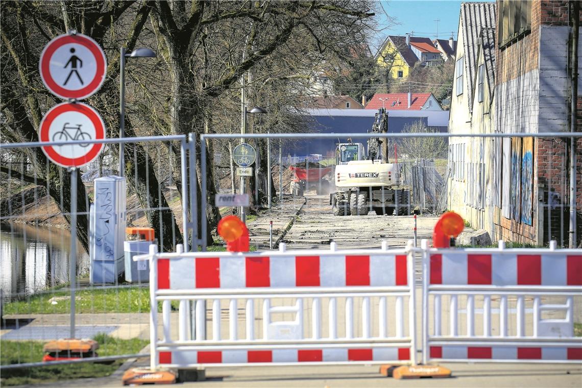 Idyllischer Uferweg statt Tristesse pur Die Bauarbeiten in der Straße Obere Walke laufen seit einigen Tagen. Die Straße entlang der Murr bleibt bis Ende September gesperrt. Foto: A. Becher