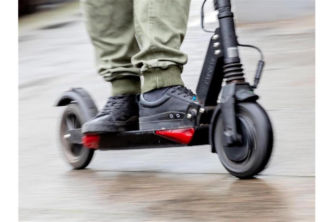 Die Bauform der elektrischen Tretroller, auch E-Scooter genannt, macht es den Herstellern schwer, zuverlässige Schlösser herzustellen. Foto: Christoph Soeder