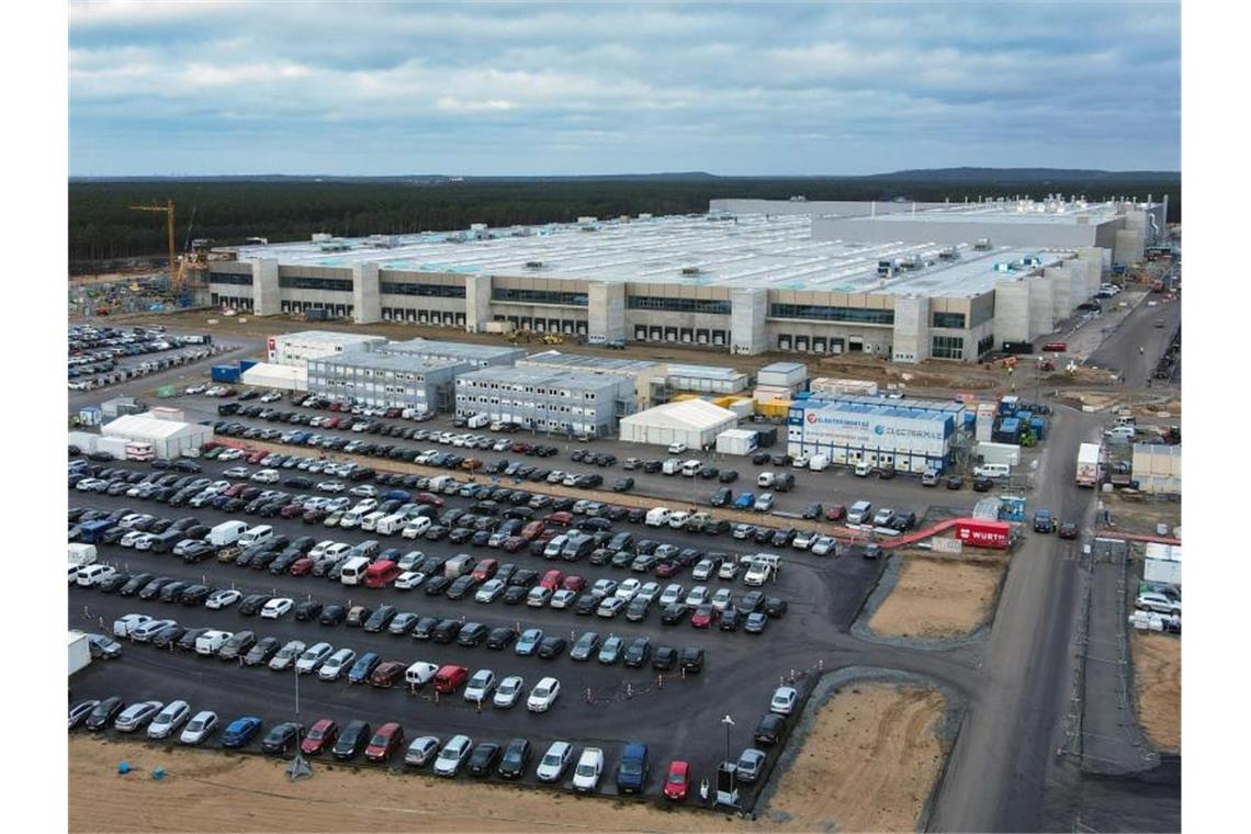 Einfachere Genehmigung: Vorstoß aus Brandenburg Die Baustelle der Tesla Gigafactory Berlin Brandenburg - Wann kommt die finale Genehmigung für das Werk?. Foto: Patrick Pleul/dpa-Zentralbild/dpa