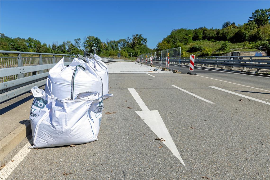 Bröckelnde Brücke in Backnang bleibt Baustelle Die Baustelle über der B-14-Anschlussstelle Backnang-Mitte ist seit Mitte Juli nur einspurig befahrbar. Aktuell herrscht gähnende Leere auf dem Baufeld, es tut sich nichts vor Ort.