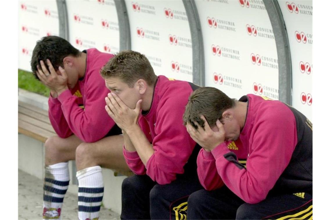 Die Bayer-Profis Michael Ballack, Bernd Schneider und Torben Hoffmann (v.l.) nach der Niederlage in Unterhaching. Foto: Bernd Weissbrod