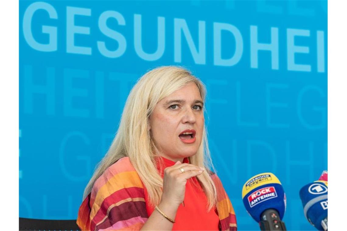 Panne bei Corona-Tests mit 900 Infizierten Die bayerische Gesundheitsministerin Melanie Huml gibt eine Pressekonferenz in München. Foto: Peter Kneffel/dpa
