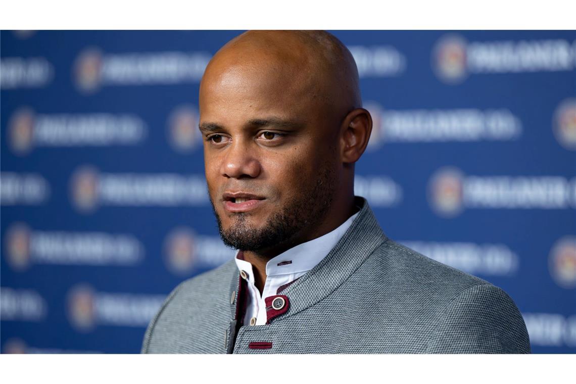 Die bayerische Tracht sitzt: Trainer Vincent Kompany beim Lederhosen-Shooting des FC Bayern in dieser Woche.