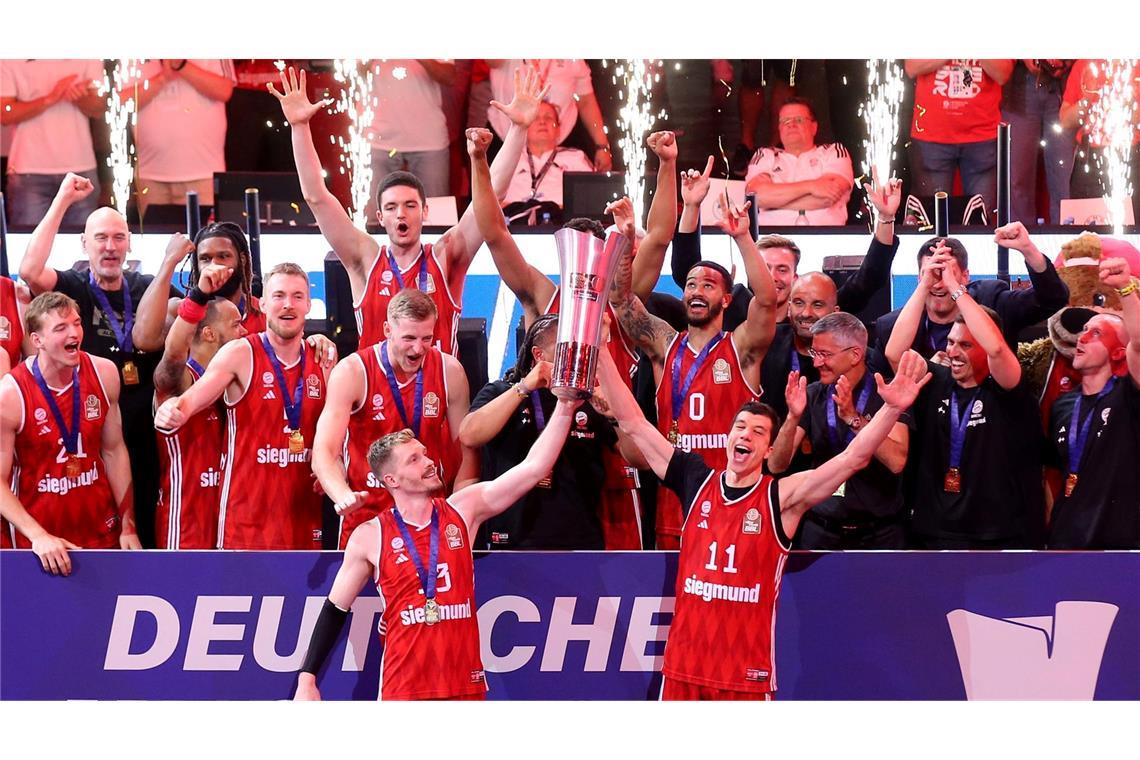Bier, Zigarren, Veilchen: Bayern feiern Basketball-Triumph Die Bayern-Basketballer jubeln über den Meistertitel.