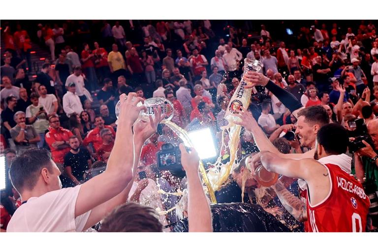 Die Bayern-Basketballer überschütten Coach Herbert mit Bier.
