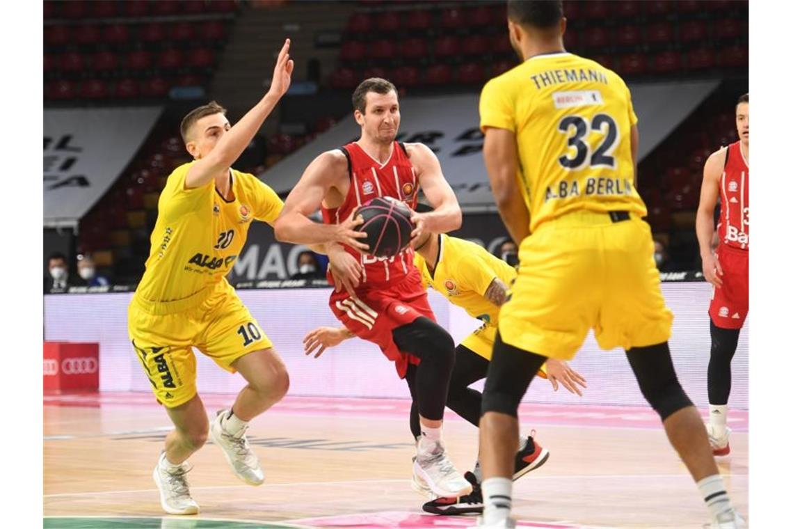 Die Bayern-Basketballer um Paul Zipser (M.) setzten sich gegen Alba Berlin durch. Foto: Tobias Hase/dpa