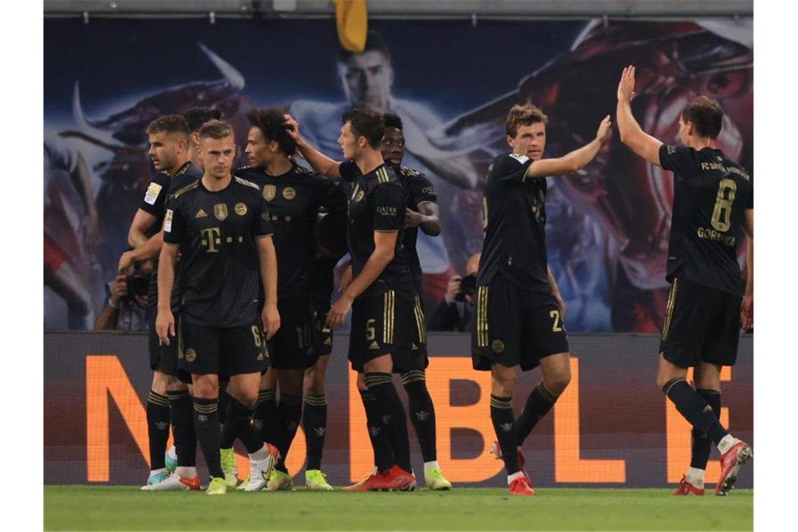 Bayern siegt in Leipzig - Dortmund gewinnt Spektakel Die Bayern bejubeln das zwischenzeitliche 3:0 in Leipzig. Foto: Jan Woitas/dpa-Zentralbild/dpa
