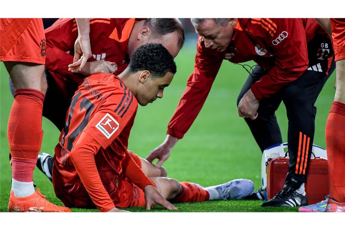 Die Bayern bezahlten den Sieg in Augsburg teuer: Jamal Musiala verletzte sich und musste ausgewechselt werden.