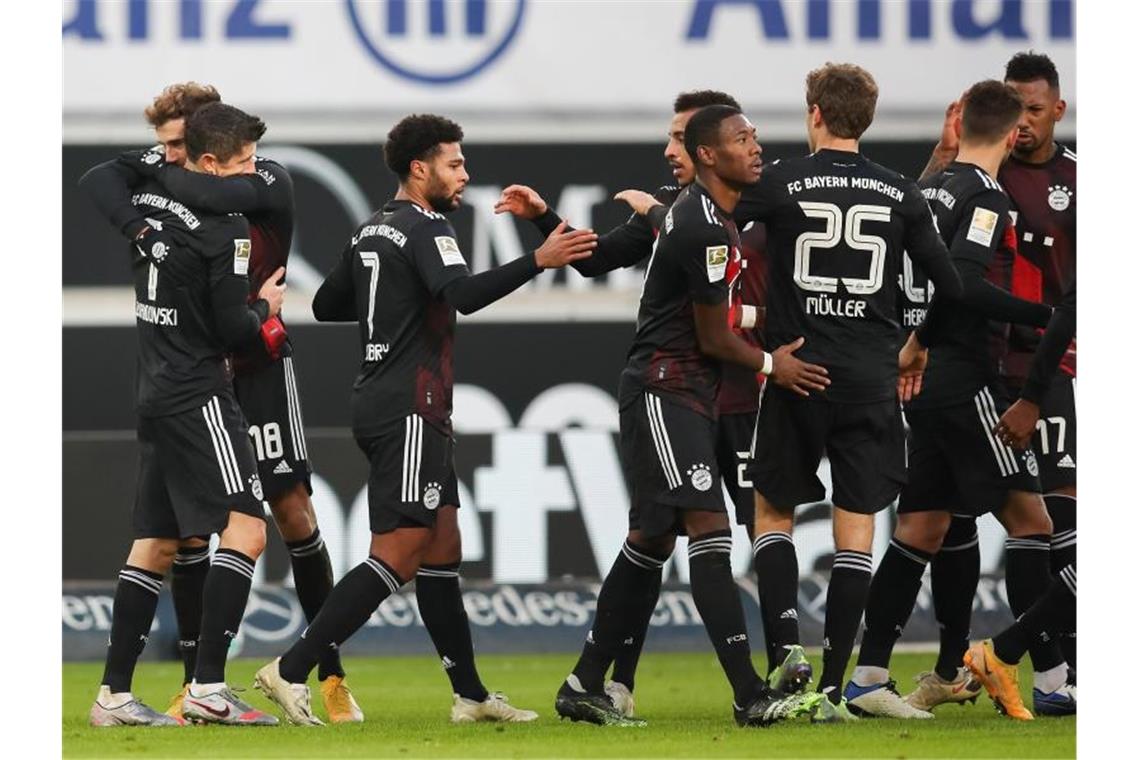 FC Bayern behauptet Bundesliga-Spitze - BVB patzt Die Bayern drehten die Partie in Stuttgart und bleiben an der Tabellenspitze. Foto: Tom Weller/dpa