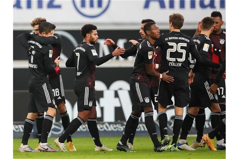 Die Bayern drehten die Partie in Stuttgart und bleiben an der Tabellenspitze. Foto: Tom Weller/dpa