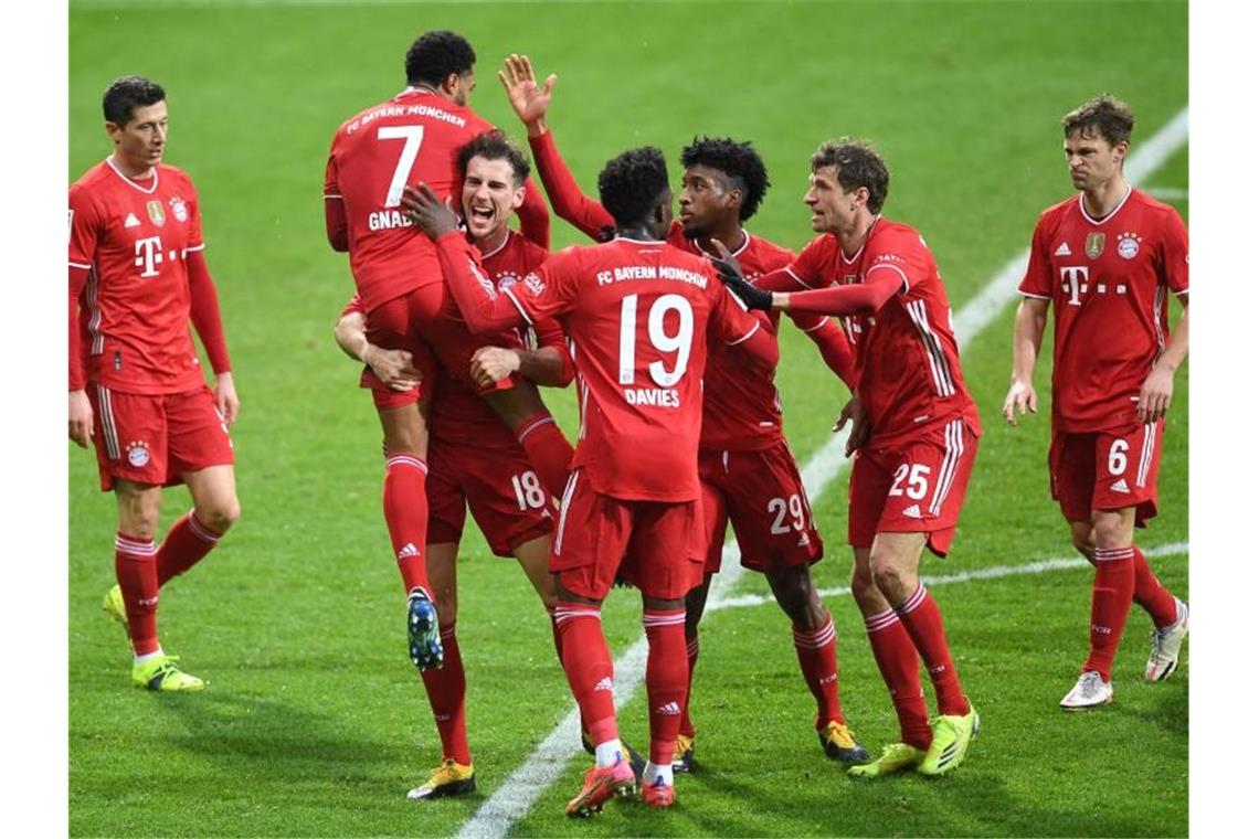 FC Bayern legt vor - Klatsche für Schalke 04 Die Bayern haben den Vorsprung auf RB Leipzig vorerst auf fünf Punkte ausgebaut. Foto: Carmen Jaspersen/dpa-Pool/dpa