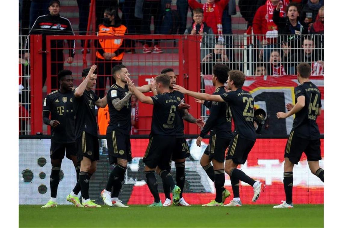 Bayern melden sich zurück - Erfolgreiches Debüt von Kohfeldt Die Bayern holten sich bei Union Berlin einen ungefährdeten Sieg. Foto: Andreas Gora/dpa