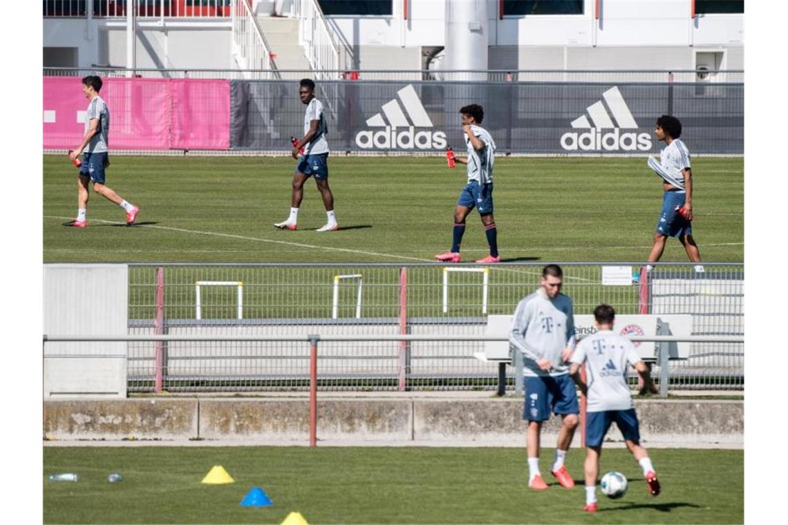 Bundesliga zurück auf dem Trainingsplatz Die Bayern-Profis haben in Kleingruppen das Training auf dem Platz wieder aufgenommen. Foto: Matthias Balk/dpa