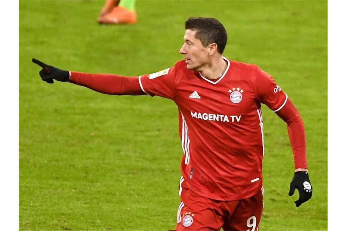Fußball-Bundesliga am Samstag: Sechs Spiele, sechs Köpfe Die Bayern setzen auf Tore von Robert Lewandowski. Foto: Lukas Barth-Tuttas/epa-Pool/dpa