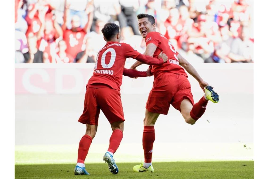 Lewandowski mit „großer Geste“ - Hoeneß-„Bedarf“ gedeckt Die Bayern sind sehr von Torjäger Robert Lewandowski (r) abhängig. Foto: Matthias Balk
