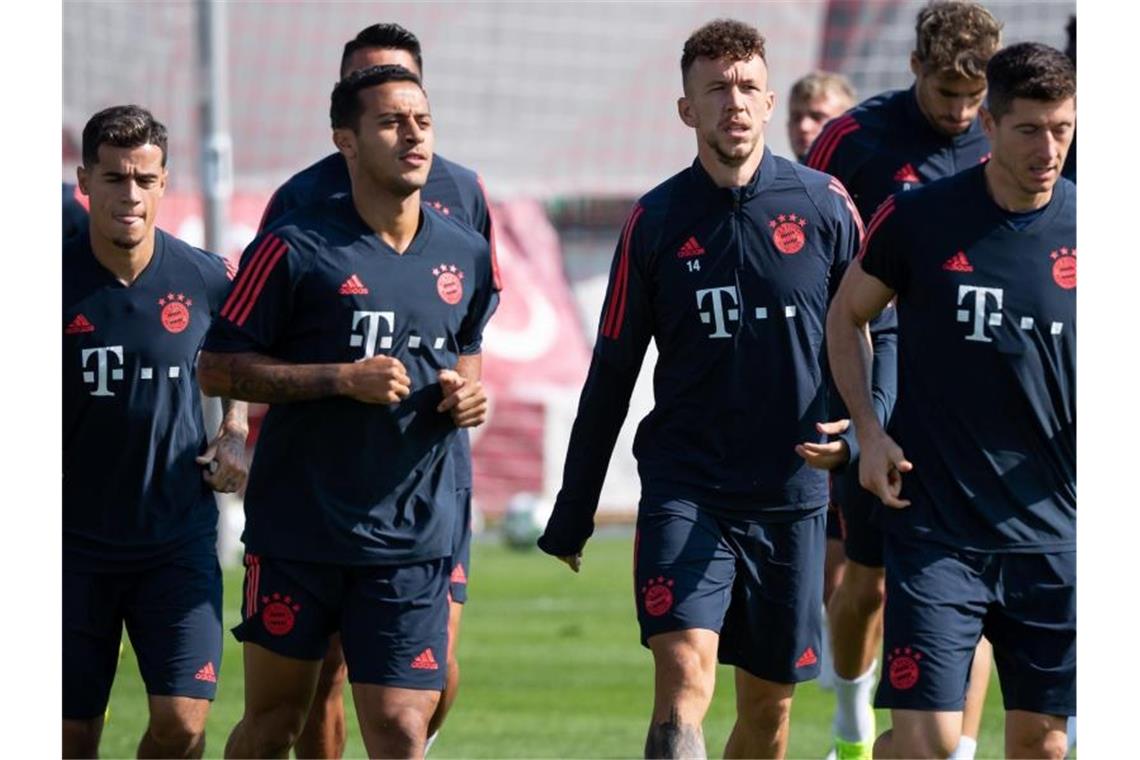 Neuer happy: Königsklassen-Entzug vorbei Die Bayern-Spieler beim Abschlusstraining in München. Foto: Sven Hoppe