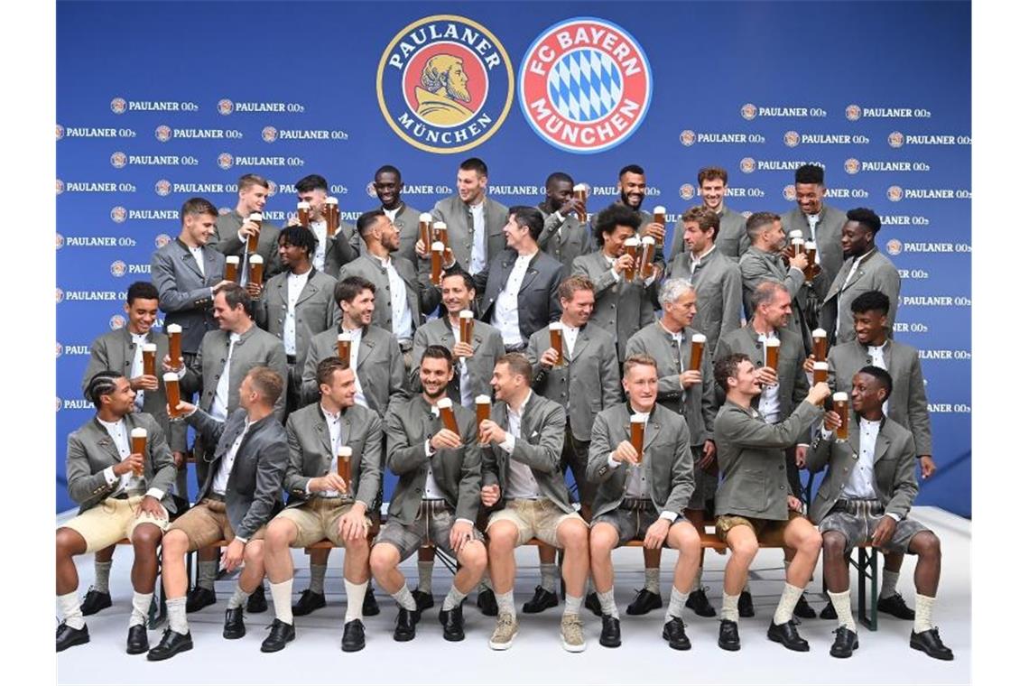 Die Bayern-Spieler beim traditionellen „Lederhosen-Shooting“. Foto: Lennart Preiss/dpa