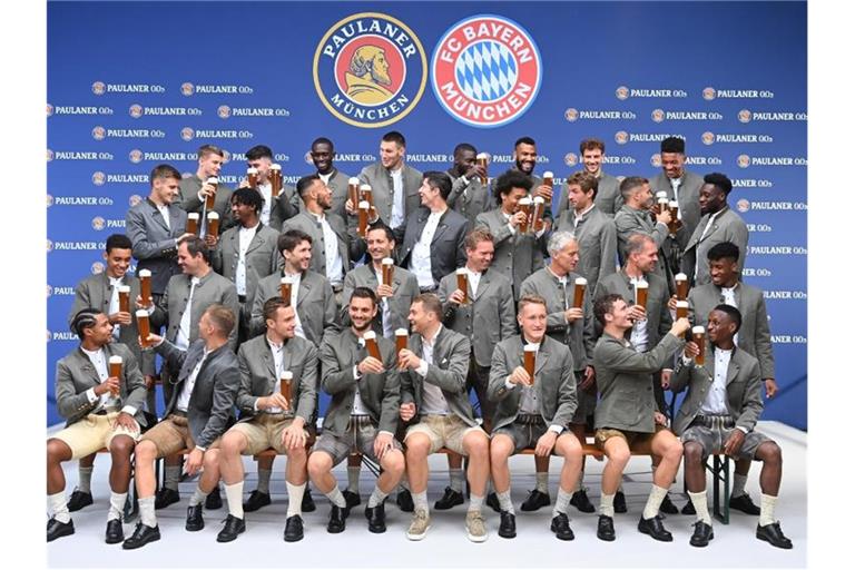 Die Bayern-Spieler beim traditionellen „Lederhosen-Shooting“. Foto: Lennart Preiss/dpa