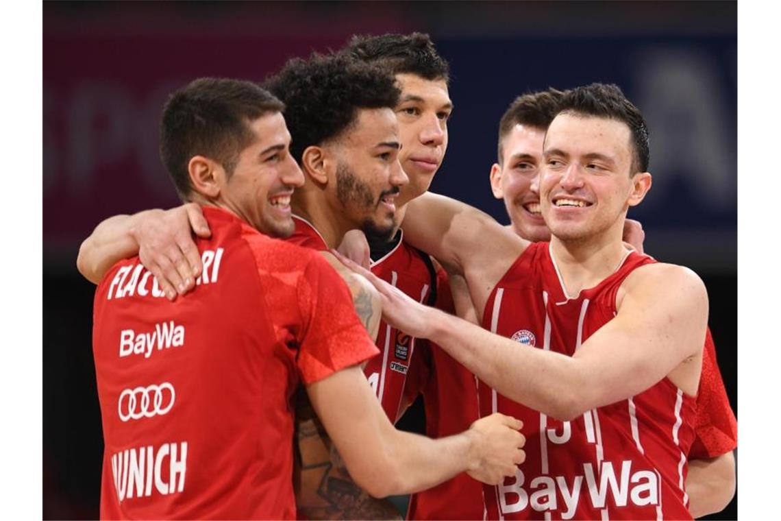 Die Bayern-Spieler Diego Flaccadori (l-r), Nick Weiler-Babb, Vladimir Lucic, David Krämer und Zan Mark Sisko freuen sich über den Sieg. Foto: Tobias Hase/dpa